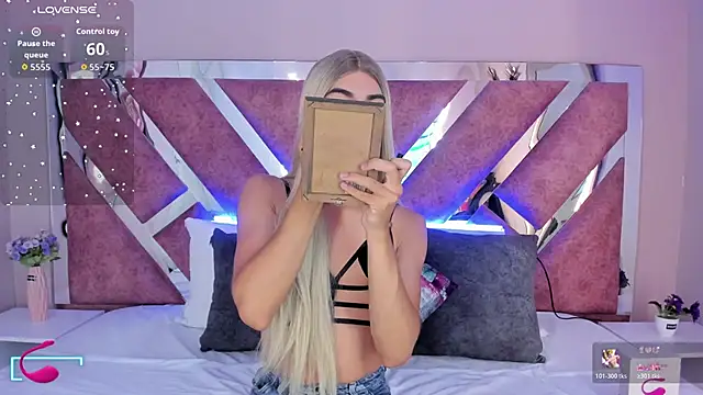 Snapshot of MaxiRogers chatting on 8, 11, 2025 MaxiRogers online show from 8, 11, 2025