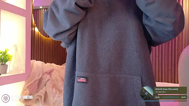 Snapshot of Lucy_Smith2 chatting on 18, 12, 2025 Lucy Smith2 online show from 18, 12, 2025