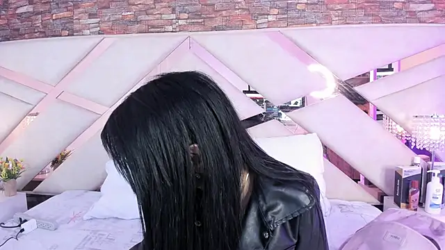 Snapshot of sophie_pariss chatting on 12, 10, 2025 sophie pariss online show from 12, 10, 2025