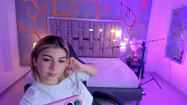 Snapshot of AlessiaDouce chatting on 8, 11, 2025 AlessiaDouce online show from 8, 11, 2025