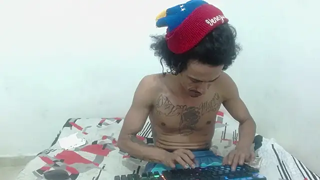 Snapshot of damian_bottom_bigcock chatting on 2, 12, 2024 damian bottom bigcock online show from 2, 12, 2024