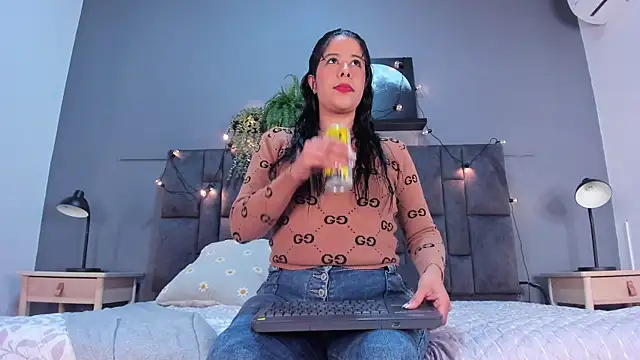 Snapshot of DulceAurora__ chatting on 9, 10, 2025 DulceAurora online show from 9, 10, 2025