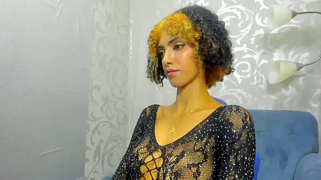 Snapshot of Queen_Cuarxxo chatting on 6, 12, 2024 Queen Cuarxxo online show from 6, 12, 2024