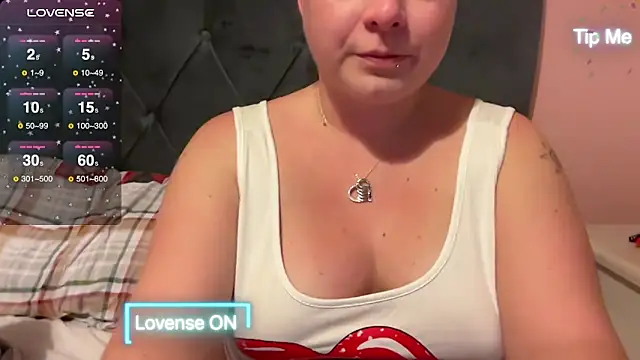 NaughtyWifeUK online show from 3, 12, 2024