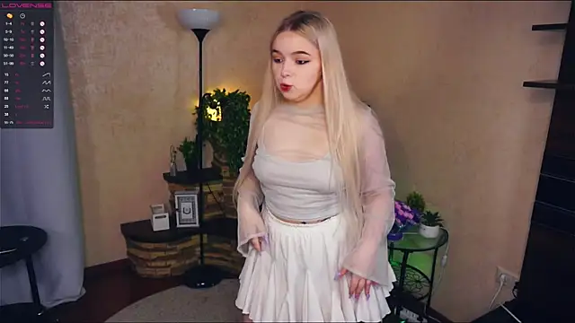 Snapshot of ZaraCreedon chatting on 8, 2, 2025 ZaraCreedon online show from 8, 2, 2025