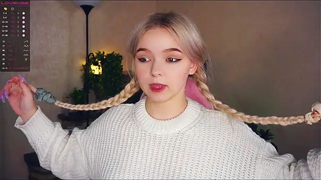 Snapshot of ZaraCreedon chatting on 8, 2, 2025 ZaraCreedon online show from 8, 2, 2025