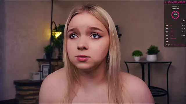 Snapshot of ZaraCreedon chatting on 10, 3, 2025 ZaraCreedon online show from 10, 3, 2025