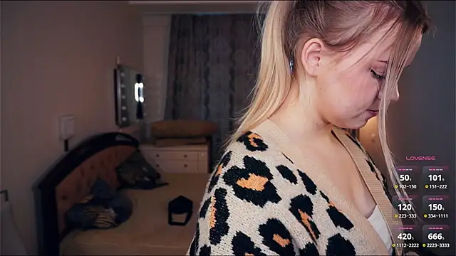 Snapshot of ZaraCreedon chatting on 11, 9, 2025 ZaraCreedon online show from 11, 9, 2025