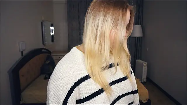 Snapshot of ZaraCreedon chatting on 6, 10, 2025 ZaraCreedon online show from 6, 10, 2025