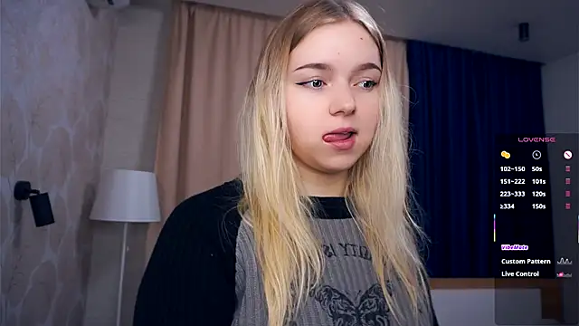 Snapshot of ZaraCreedon chatting on 28, 11, 2025 ZaraCreedon online show from 28, 11, 2025