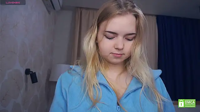 Snapshot of ZaraCreedon chatting on 14, 12, 2025 ZaraCreedon online show from 14, 12, 2025