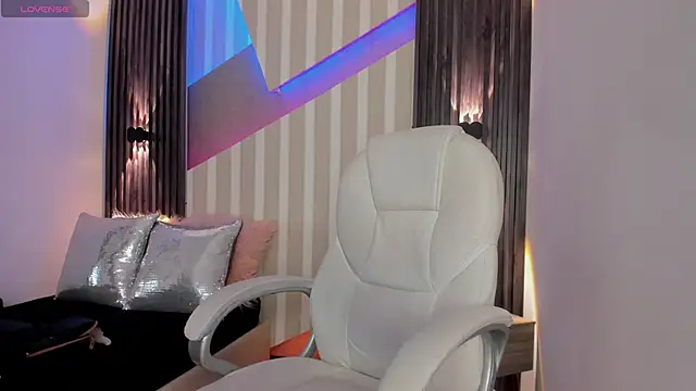 Snapshot of emily_layton chatting on 12, 2, 2025 emily layton online show from 12, 2, 2025