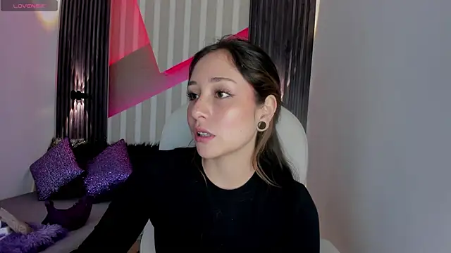 Snapshot of emily_layton chatting on 4, 3, 2025 emily layton online show from 4, 3, 2025
