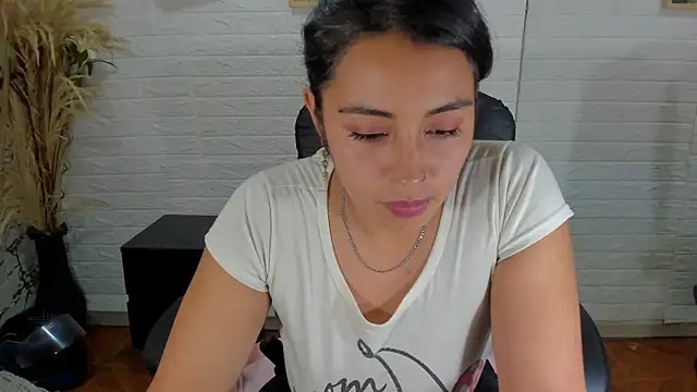 Aisha 09 online show from 5, 3, 2025