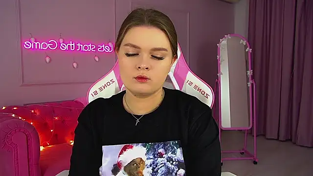 Snapshot of CrystalLyons chatting on 21, 12, 2025 CrystalLyons online show from 21, 12, 2025