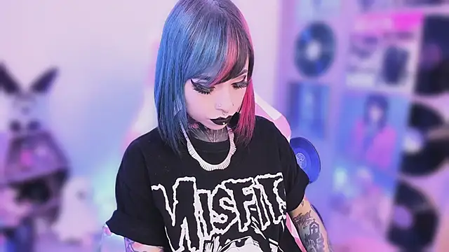 Snapshot of NikkiRamone chatting on 10, 11, 2025 NikkiRamone online show from 10, 11, 2025