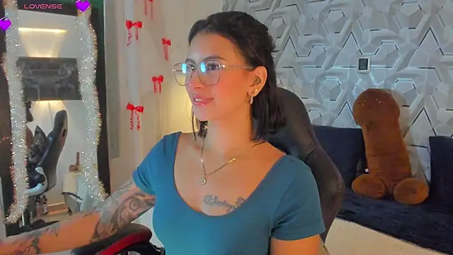 Sophiee Hill online show from 21, 4, 2026