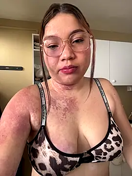 Snapshot of WhiteWomen chatting on 13, 10, 2025 WhiteWomen online show from 13, 10, 2025