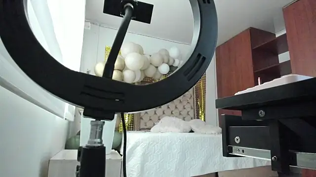 Snapshot of MikemillersX1 chatting on 18, 12, 2025 MikemillersX1 online show from 18, 12, 2025