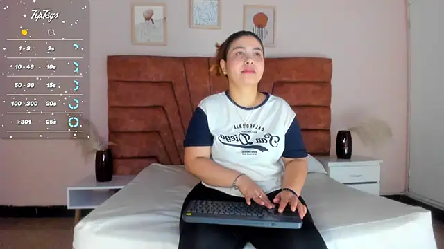 MAHIASMITH13 online show from 12, 3, 2025