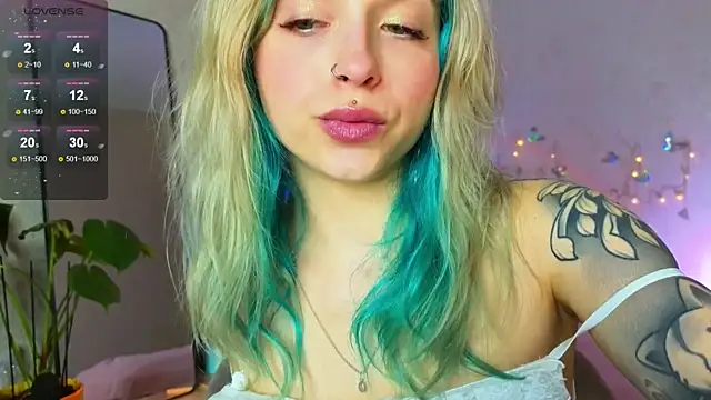 Snapshot of lavenderluxe chatting on 18, 12, 2025 lavenderluxe online show from 18, 12, 2025