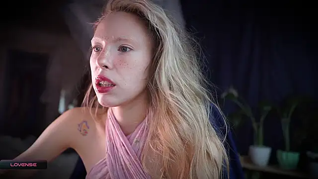 Snapshot of _Phantom_thread_ chatting on 7, 11, 2025 Phantom thread online show from 7, 11, 2025