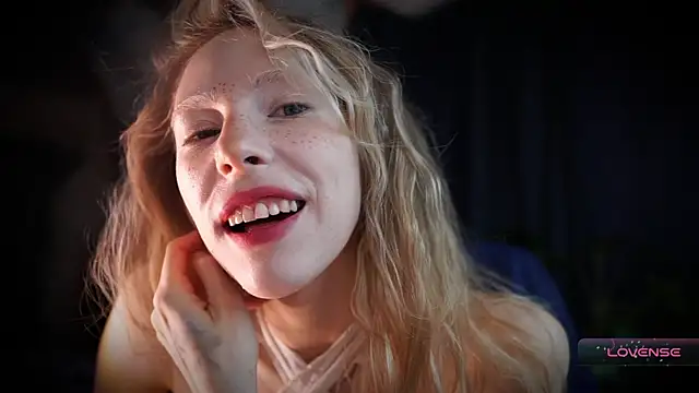 Snapshot of _Phantom_thread_ chatting on 4, 12, 2025 Phantom thread online show from 4, 12, 2025