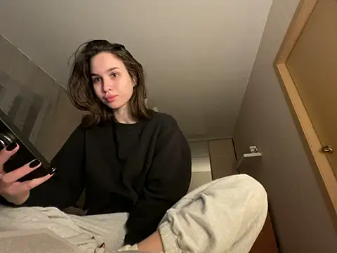 Snapshot of Roxie_Mils chatting on 9, 11, 2025 Roxie Mils online show from 9, 11, 2025