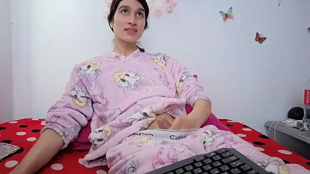 Snapshot of Safiro_Queen chatting on 20, 12, 2025 Safiro Queen online show from 20, 12, 2025