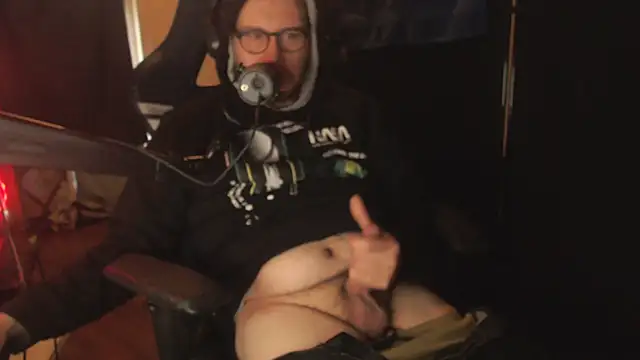 Snapshot of chicostick413 chatting on 4, 12, 2025 chicostick413 online show from 4, 12, 2025