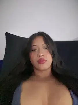 Snapshot of Estefanii- chatting on 4, 11, 2025 Estefanii- online show from 4, 11, 2025