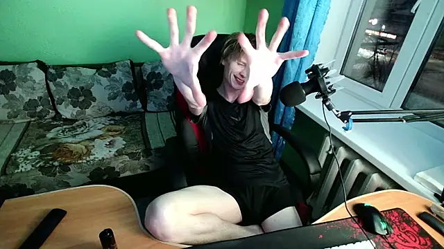 Snapshot of fameboyboo chatting on 18, 12, 2025 fameboyboo online show from 18, 12, 2025