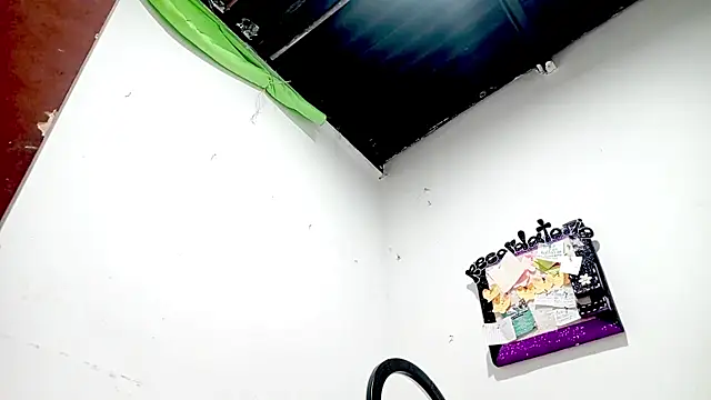 PetiteIvoryQueen19 online show from 3, 12, 2025