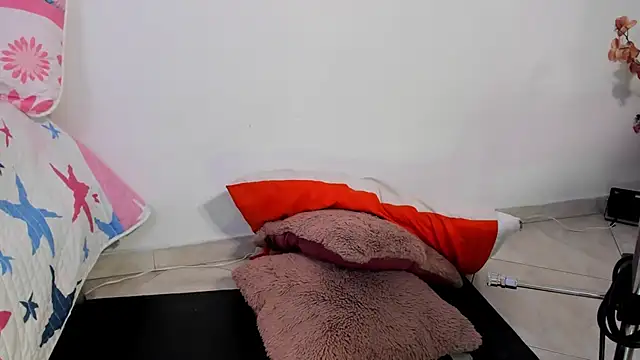 Snapshot of Maia_W10 chatting on 6, 2, 2025 Maia W10 online show from 6, 2, 2025