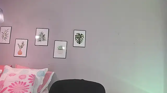 Snapshot of Maia_W10 chatting on 8, 10, 2025 Maia W10 online show from 8, 10, 2025