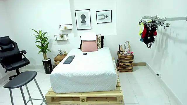 afrodita martinez online show from 8, 1, 2025