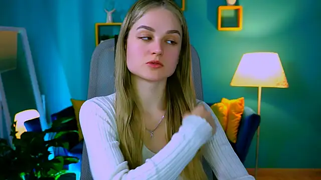 Snapshot of DeboraLarson chatting on 9, 3, 2025 DeboraLarson online show from 9, 3, 2025