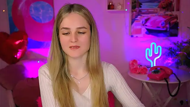 Snapshot of DeboraLarson chatting on 10, 3, 2025 DeboraLarson online show from 10, 3, 2025