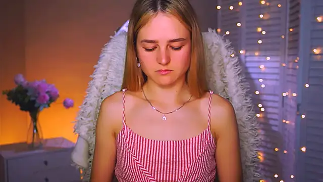 Snapshot of DeboraLarson chatting on 4, 10, 2025 DeboraLarson online show from 4, 10, 2025