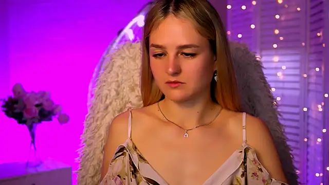 Snapshot of DeboraLarson chatting on 16, 10, 2025 DeboraLarson online show from 16, 10, 2025