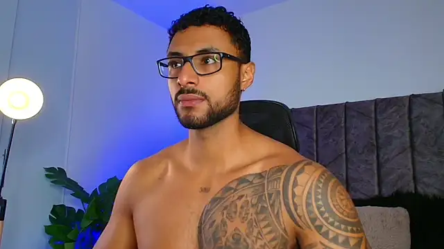 LiamGarcia1 online show from 24, 10, 2025