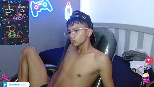 Snapshot of loistwink_ chatting on 6, 3, 2025 loistwink online show from 6, 3, 2025