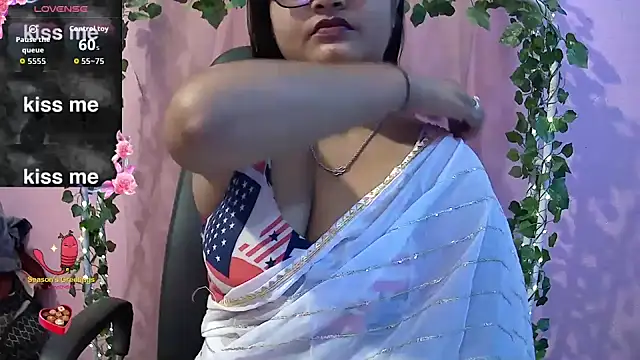 Snapshot of Pari-new chatting on 15, 12, 2025 Pari-new online show from 15, 12, 2025