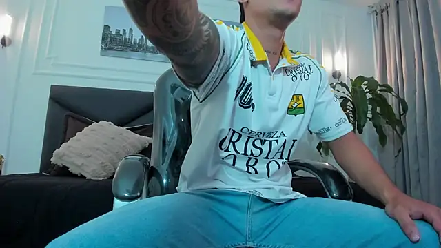 Snapshot of Damian23__ chatting on 8, 11, 2025 Damian23 online show from 8, 11, 2025