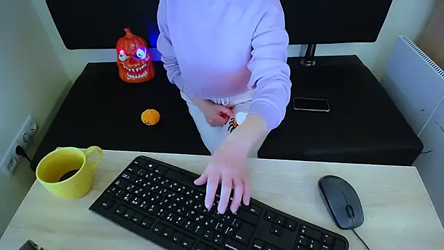 Snapshot of LaimaV_ chatting on 31, 10, 2025 LaimaV online show from 31, 10, 2025