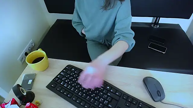 Snapshot of LaimaV_ chatting on 7, 11, 2025 LaimaV online show from 7, 11, 2025