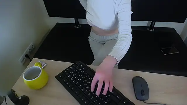 Snapshot of LaimaV_ chatting on 9, 11, 2025 LaimaV online show from 9, 11, 2025