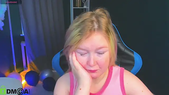 Snapshot of Sara_Robinson chatting on 9, 10, 2025 Sara Robinson online show from 9, 10, 2025