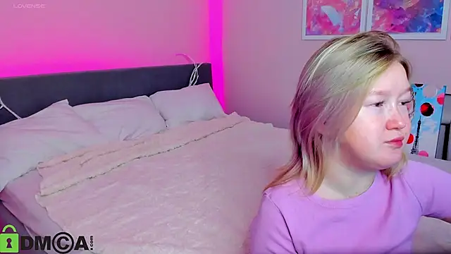 Snapshot of Sara_Robinson chatting on 14, 10, 2025 Sara Robinson online show from 14, 10, 2025