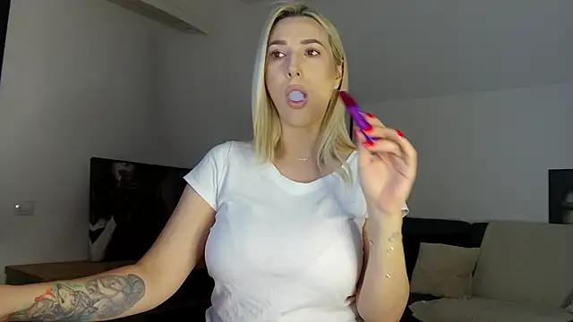 Snapshot of KhloeK chatting on 22, 3, 2025 KhloeK online show from 22, 3, 2025